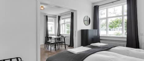 5 bedrooms, desk, iron/ironing board, WiFi