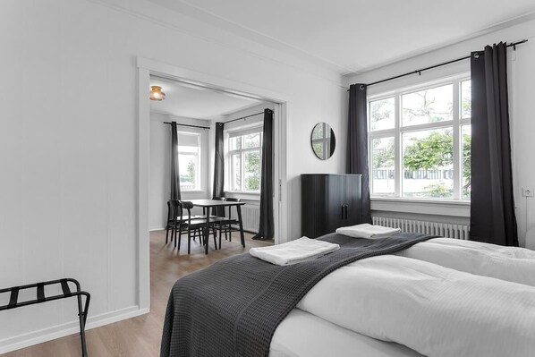 5 bedrooms, desk, iron/ironing board, WiFi