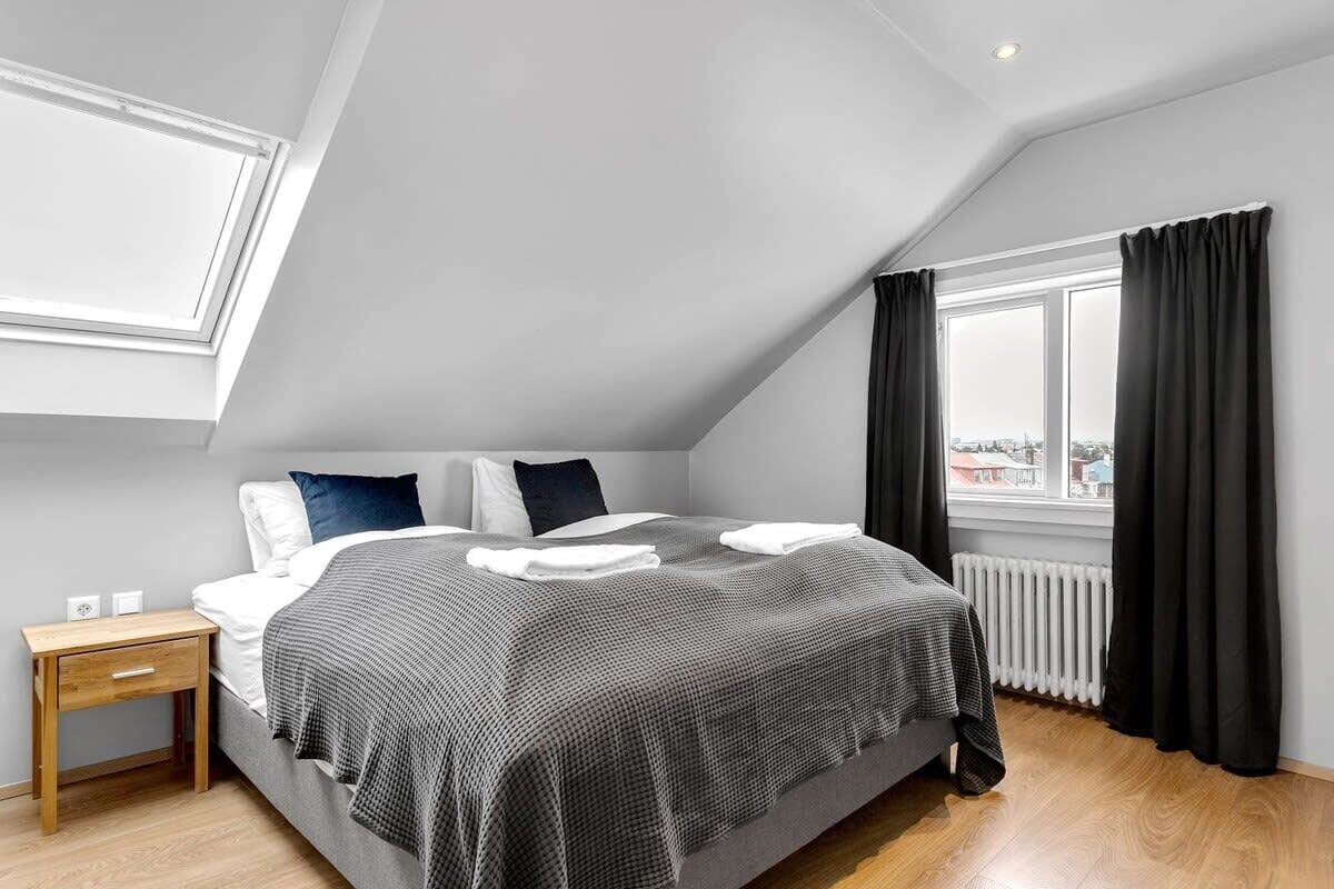 2 bedrooms, desk, iron/ironing board, WiFi