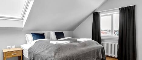 2 bedrooms, desk, iron/ironing board, WiFi