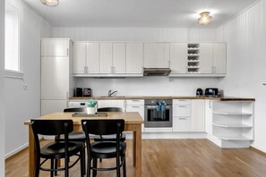 Microwave, oven, stovetop, dishwasher - Eiriksgata Comfortable 1BR Apt - Great Location (Reykjavík)
