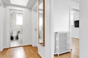 Shower, hair dryer, towels - Eiriksgata Comfortable 1BR Apt - Great Location (Reykjavík)