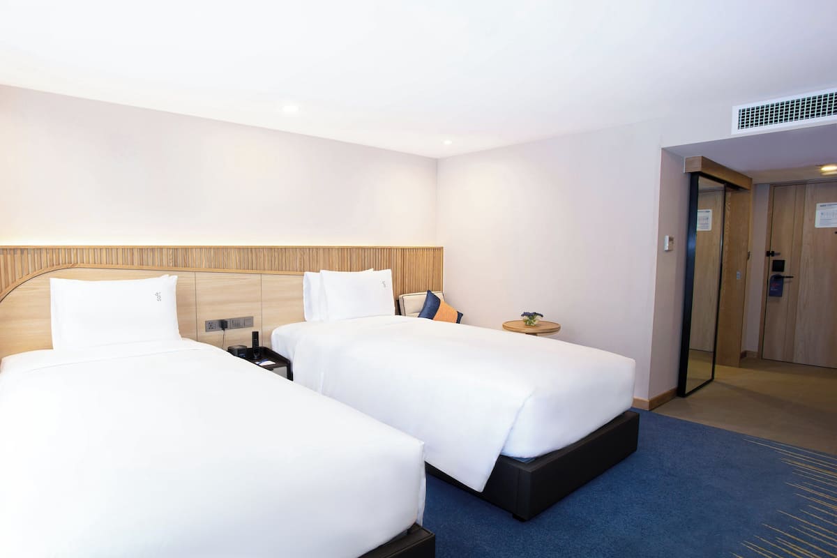 1 bedroom, down duvets, in-room safe, desk