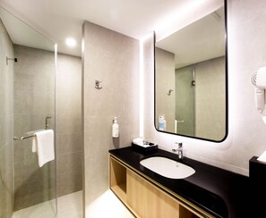 Dusche, kostenlose Toilettenartikel, Haartrockner, Hausschuhe