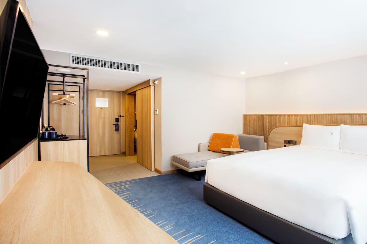Standard Room, 1 Queen Bed, Accessible (Free Breakfast) | 1 bedroom, down comforters, in-room safe, desk