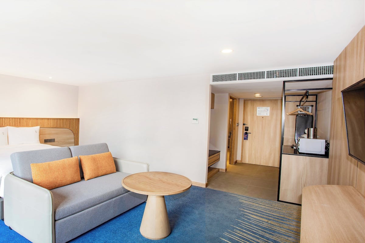 Suite, 1 Queen Bed (Free Breakfast) | Down comforters, in-room safe, desk, blackout drapes