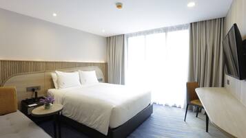 Chambre Standard, 1 grand lit (Top Floor, Free Breakfast) | Couette en duvet d'oie, coffres-forts dans les chambres, bureau