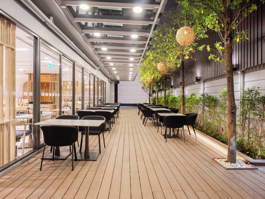 Free daily buffet breakfast