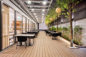 含每日吃到飽自助式早餐