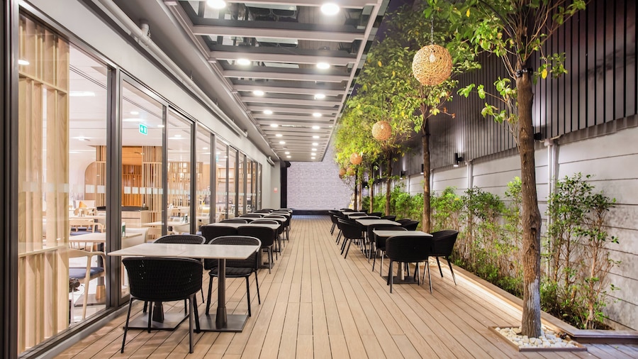 Holiday Inn Express and Suites Bangkok Central Pier by IHG