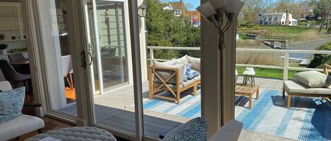 Älytelevisio, takka, kirjoja, tietokoneen näyttö