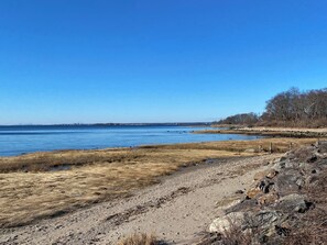 Chaises longues, serviettes de plage