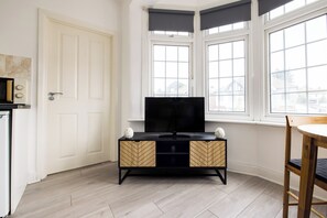 37-inch TV with cable channels, Netflix, streaming services - The Gladstone Studio (London)