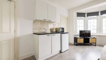Coffee/tea maker, fridge, microwave, oven