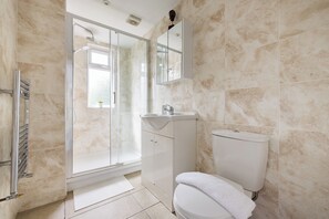 Free toiletries, hair dryer, towels, soap - The Gladstone Studio (London)