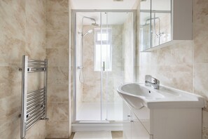 Kostenlose Toilettenartikel, Haartrockner, Handtücher, Seife
