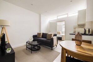 37-inch TV with cable channels, Netflix, streaming services - The Gladstone Studio (London)