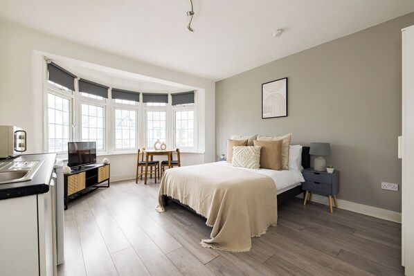 Hypo-allergenic bedding, individually furnished, iron/ironing board - The Gladstone Studio (London)