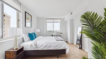 2 dormitorios, escritorio, tabla de planchar con plancha y cuna de viaje