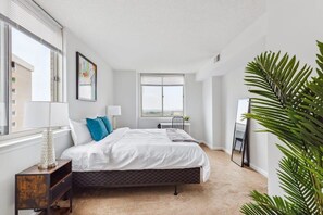 2 bedrooms, iron/ironing board, travel cot, free WiFi - 2BR Luxury City Suite With Gym & Pool (Arlington)