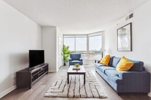 Smart TV, offices - 2BR Luxury City Suite With Gym & Pool (Arlington)