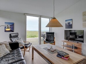 Una televisión, una chimenea