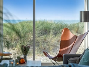 Een televisie en een open haard