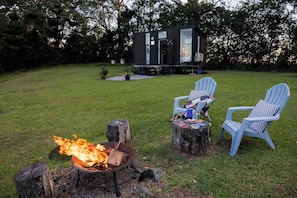 Property grounds - White Jacaranda Tiny House by Tiny Away (Maleny)