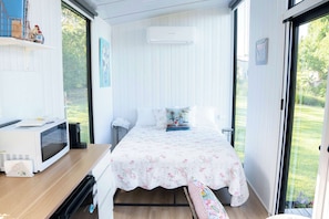 1 bedroom, WiFi, bed sheets - White Jacaranda Tiny House by Tiny Away (Maleny)