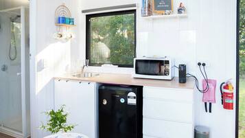 Refrigerador, microondas, parrilla de estufa y cafetera y tetera