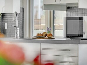 Kühlschrank, Mikrowelle, Ofen, Geschirrspüler