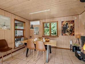 Un comedor acogedor con una mesa de madera, sillas y una chimenea.