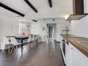 Kylskåp, mikrovågsugn, ugn och diskmaskin