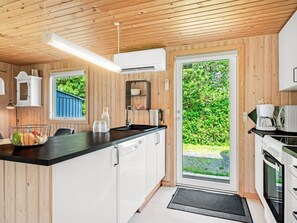 Køleskab, mikrobølgeovn, opvaskemaskine, køkkentøj/tallerkener/redskaber