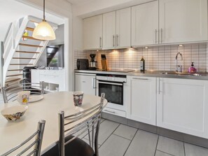 Fridge, microwave, dishwasher, cookware/dishes/utensils