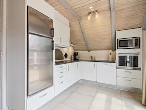 Kühlschrank, Mikrowelle, Ofen, Geschirrspüler