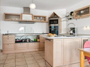 Kühlschrank, Mikrowelle, Geschirrspüler, Kochgeschirr/Geschirr/Besteck