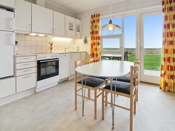 Kylskåp, mikrovågsugn, diskmaskin och grytor/köksredskap