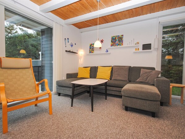 Tv, eldstad och dvd-spelare