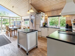 Een koelkast, een microgolfoven, een oven, een vaatwasser