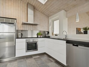 Kühlschrank, Ofen, Geschirrspüler, Hochstuhl