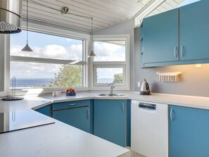 Frigorífico, microondas, lavavajillas y utensilios de cocina