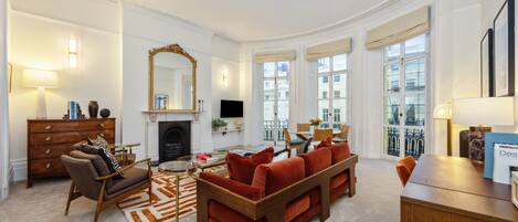 Smart-TV, bøker og stereoanlegg