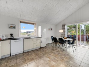 Jääkaappi, mikroaaltouuni, uuni, astianpesukone