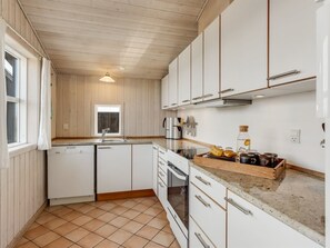 Køleskab, opvaskemaskine, køkkentøj/tallerkener/redskaber