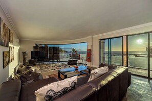 Luxury Villa | Living area | Smart TV, Netflix, streaming services - Sir David Baird 22 (Cape Town)