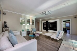 Luxe villa | Woonruimte | Een smart-tv, Netflix en streamingdiensten