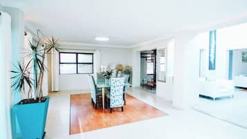 Luxury-Villa | Wohnbereich | Smart-TV, Netflix, Streaming-Dienste