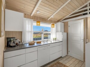 Kjøleskap, mikrobølgeovn, oppvaskmaskin og kjøkkenutstyr