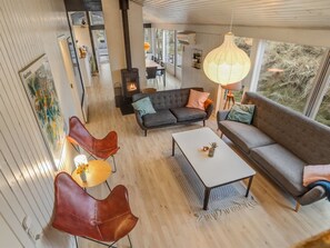 Fernseher, Kamin, DVD-Player
